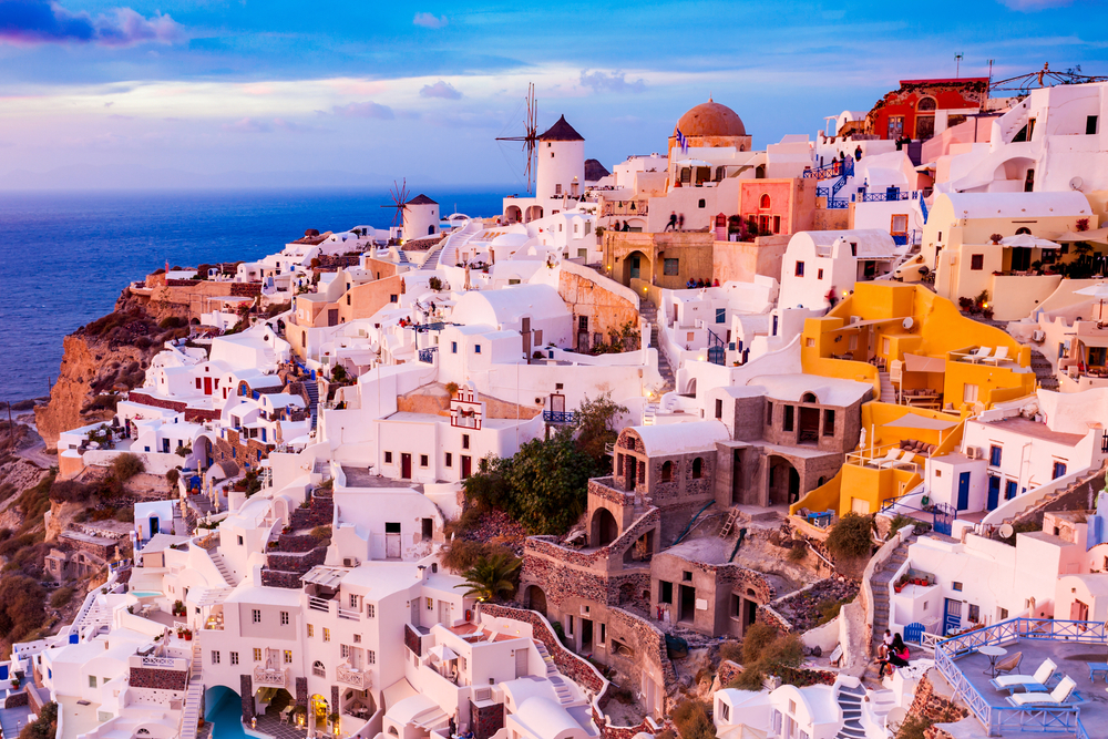 romantic weekend: oia on santorini island